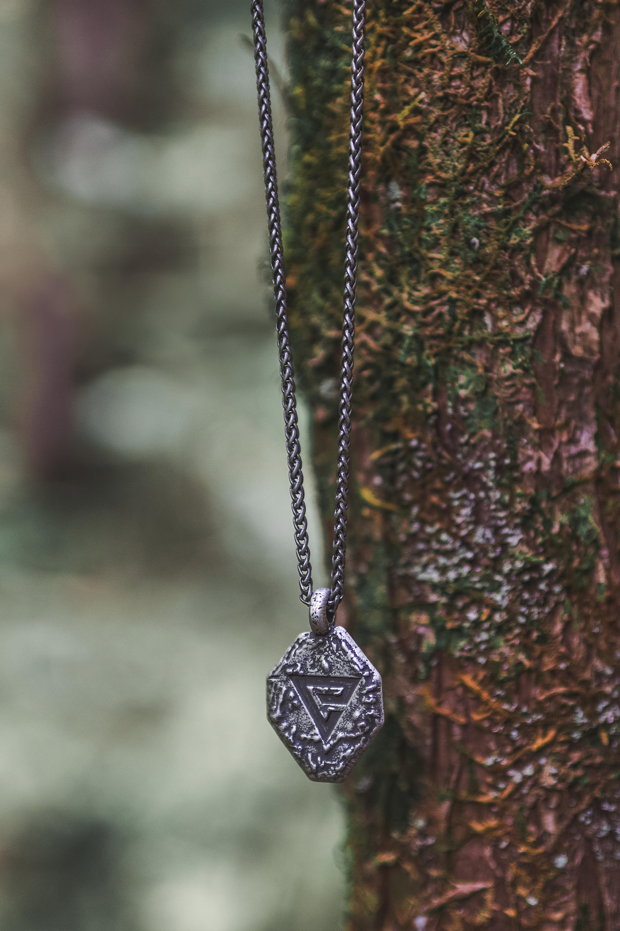THE WITCHER SIGNS PENDANT SET AND KEEPSAKE BOX