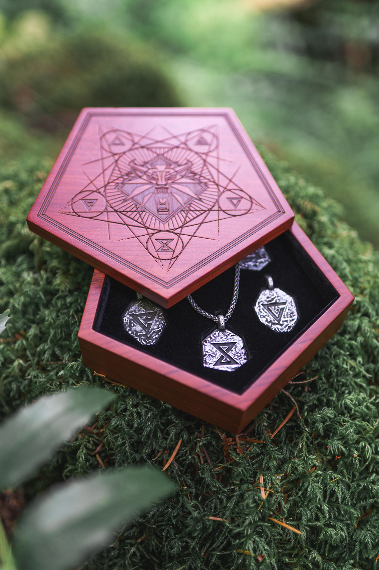 THE WITCHER SIGNS PENDANT SET AND KEEPSAKE BOX