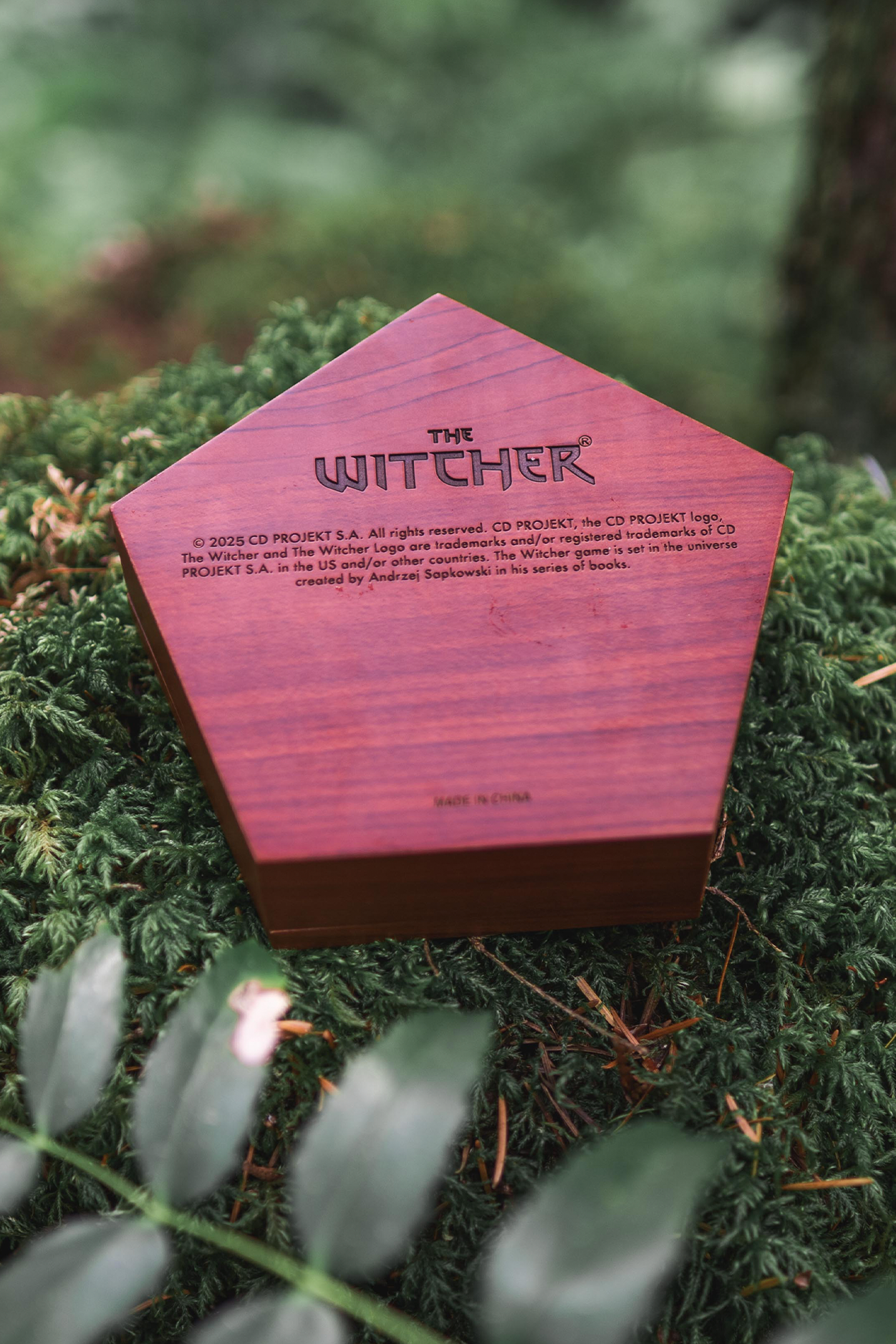 THE WITCHER SIGNS PENDANT SET AND KEEPSAKE BOX