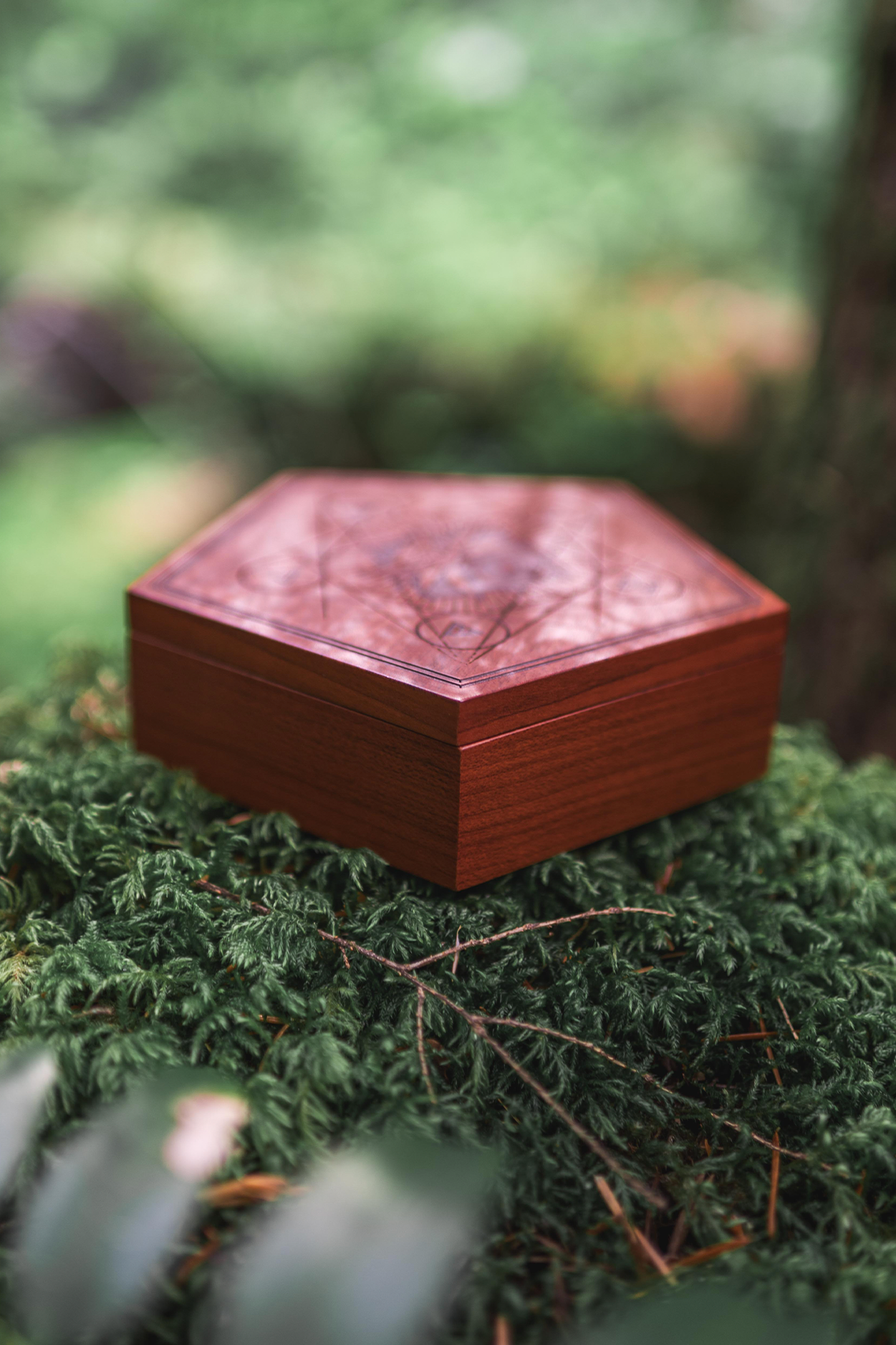 THE WITCHER SIGNS PENDANT SET AND KEEPSAKE BOX