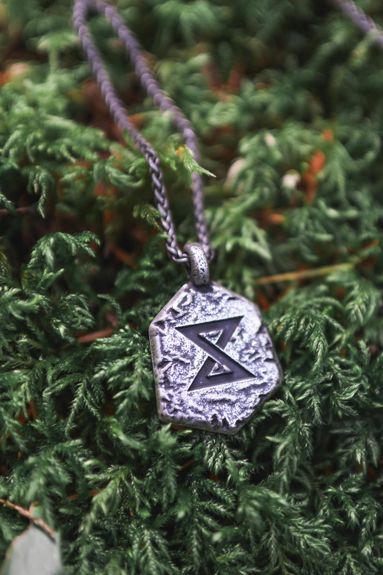 THE WITCHER SIGNS PENDANT SET AND KEEPSAKE BOX