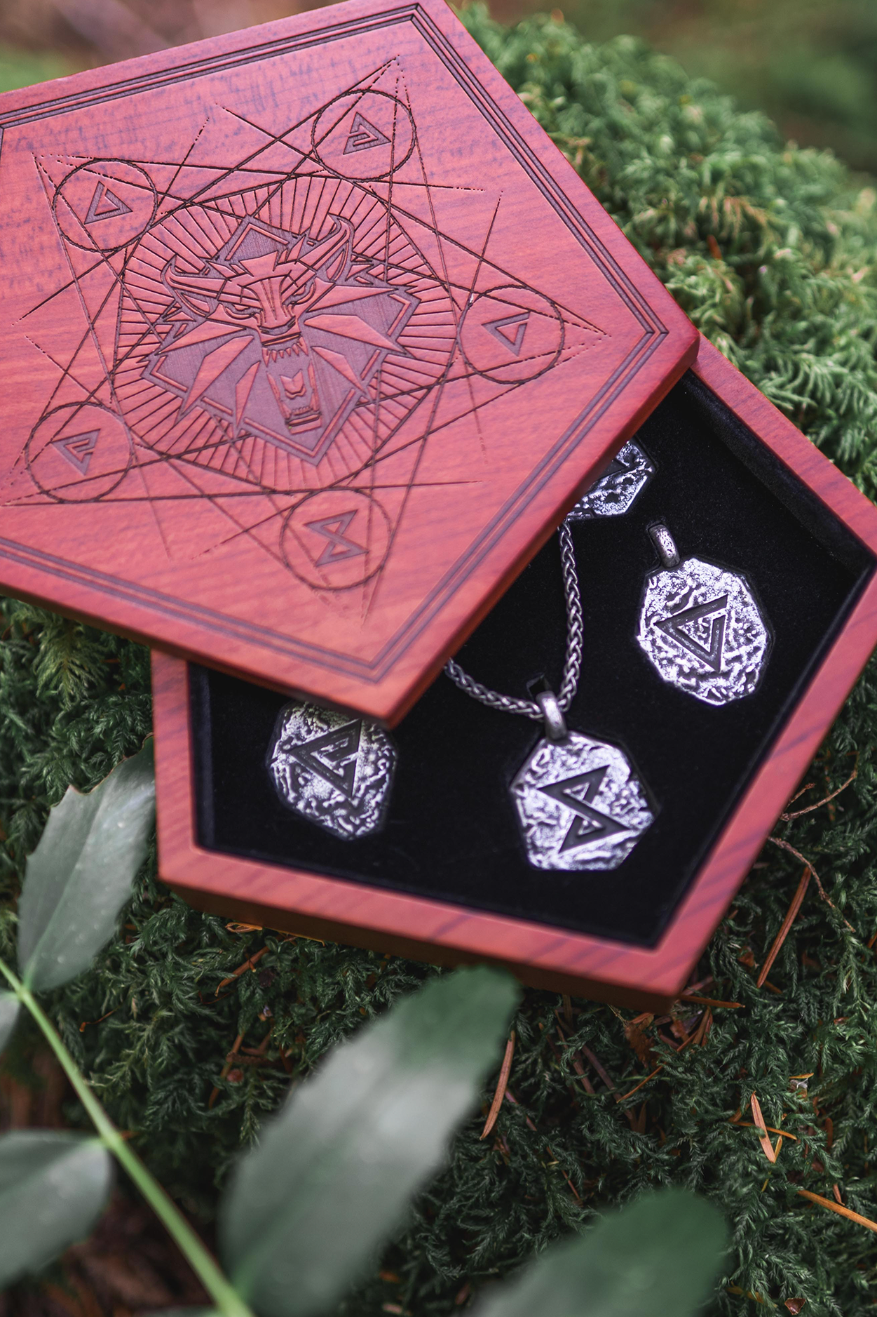 THE WITCHER SIGNS PENDANT SET AND KEEPSAKE BOX